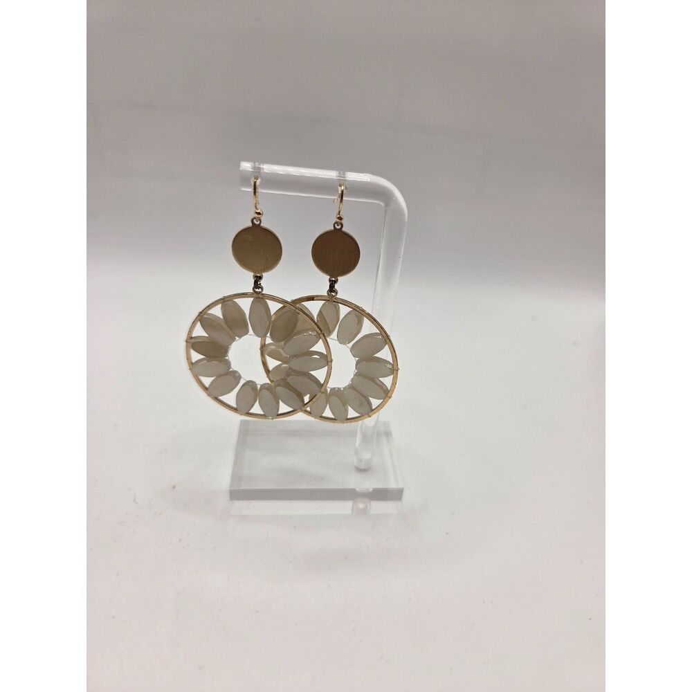 1817. Daisy Drop Earring With Iridescent Petals